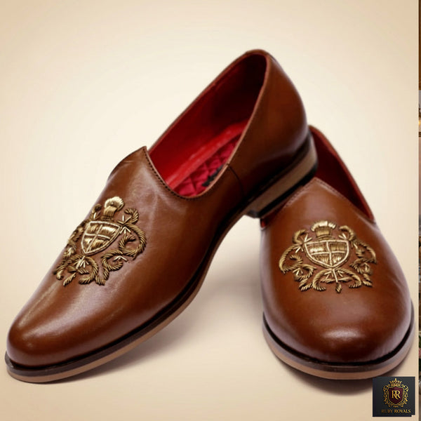 Majestic Ornate – Shahi Shield Crest Tan Leather Mojari | Ruby Royals