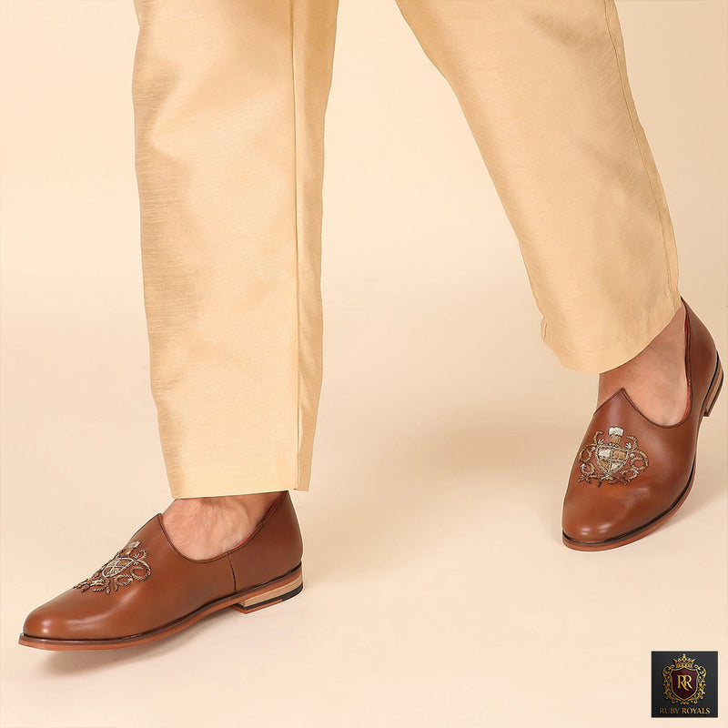 Majestic Ornate – Shahi Shield Crest Tan Leather Mojari | Ruby Royals